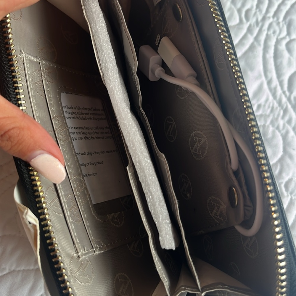 CHARGING WALLET Adrienne Vittadini NWT Brand New Wristlet - Picture 8 of 8